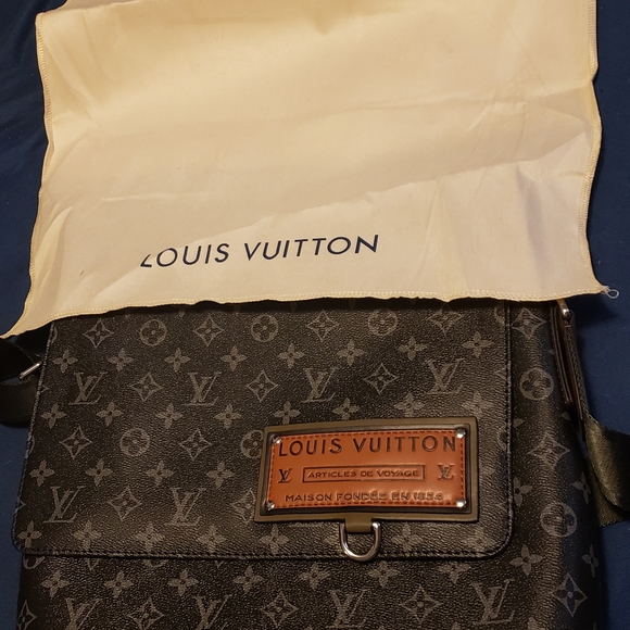 LV messenger bag - Picture 4 of 9